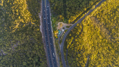 道路和交通在一个下午晚些时候，Berowra，澳大利亚悉尼