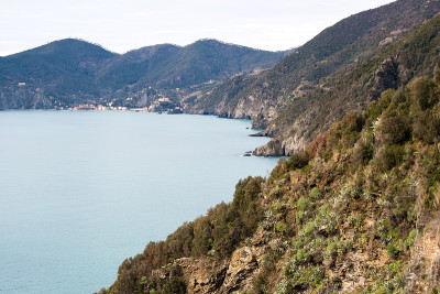 从科尼利亚(Corniglia)远眺蒙特罗索阿尔马雷-五村(5 Terre)，意大利里维埃拉，利古里