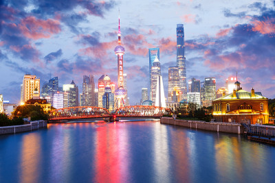 中国上海夜晚美丽的现代城市