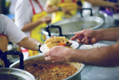 志愿者为乞丐提供食物:概念喂养和帮助