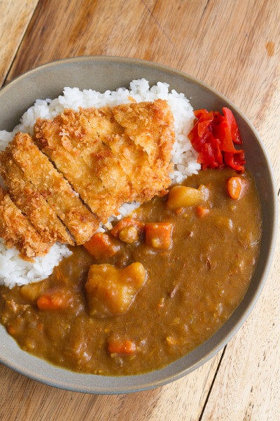 日本的食物。咖喱猪肉炒饭
