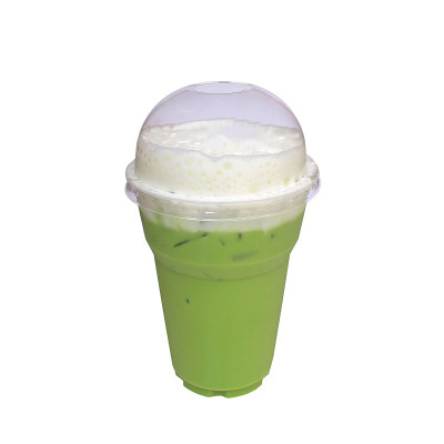 冰抹茶绿茶在塑料杯孤立在白色背景