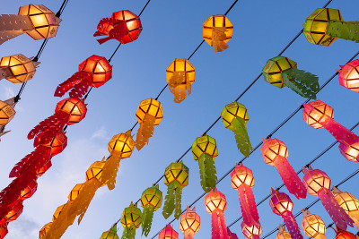 美丽多彩的灯笼在怡鹏灯节Wat Phra That Hariphunchai在兰汶，泰国。