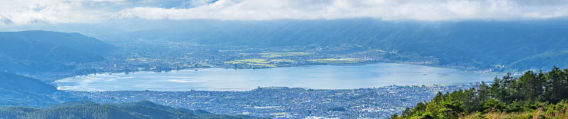 从日本长野县的高歌池山上看到的美丽的Suwa湖。