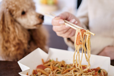 女人喜欢日本泰国料理在家。