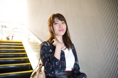 エレベーターの中だ見つめる可愛い女性