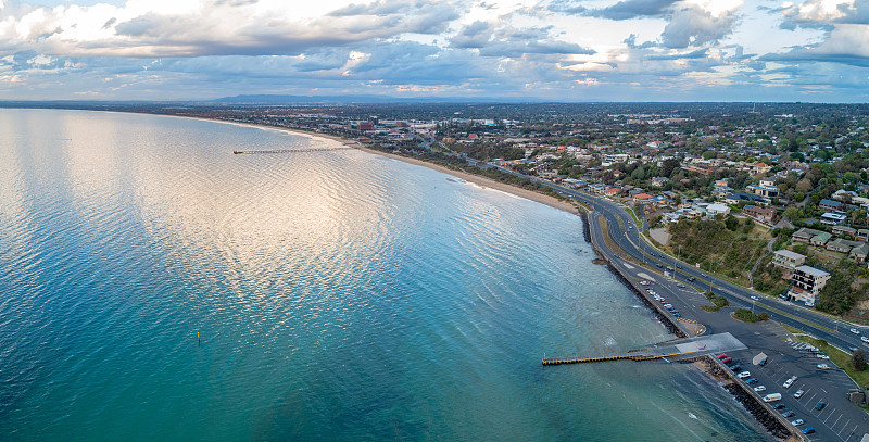 在澳大利亚墨尔本日落时Frankston前海岸的航拍全景