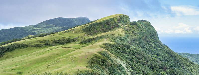 美丽的草原，大草原在桃源山谷，草岭山径经过台湾的万坑头峰。