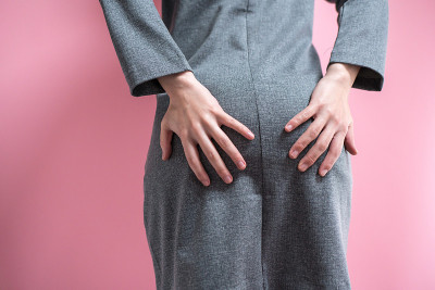 亚洲女人抱着她的屁股