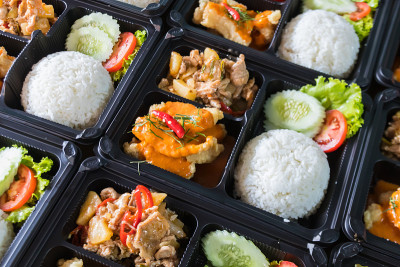 塑料包装的现代泰国食品午餐盒。