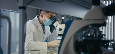 科学家在显微镜下研究样品