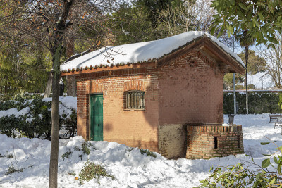 泵房和水井在OÂ´Donnel公园在Alcala de Henares在一个阳光明媚的一天后，一场雪