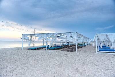海边有遮阳篷和躺椅