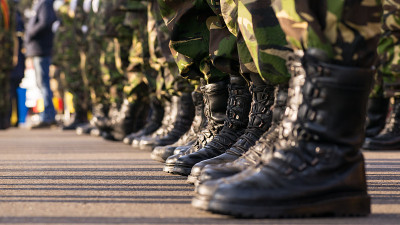 在阅兵日，军靴在列队