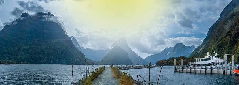 Milford Sound山区景观阴天