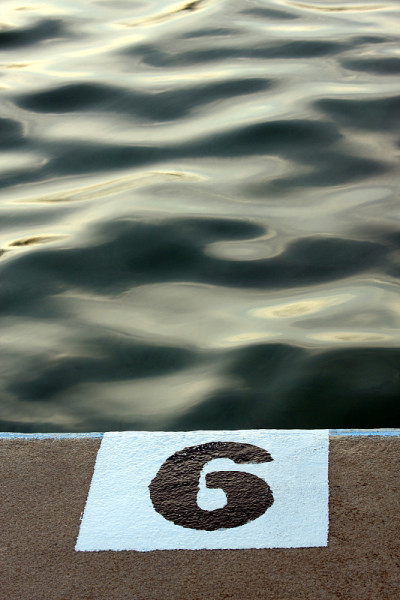 海洋游泳池的6号泳道