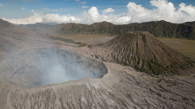 近距离观看烟雾中的布罗莫火山