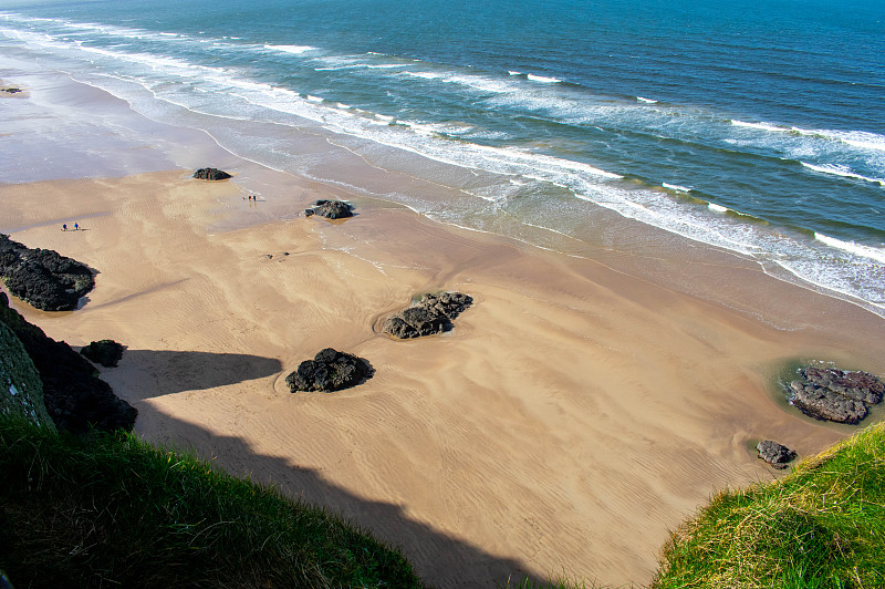 Mussenden Temple和Benone Beach在卡斯尔洛克，大西洋海岸在北爱尔兰