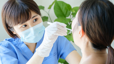 亚洲医生在医院进行体检