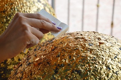 佛教把金箔放在圆石上