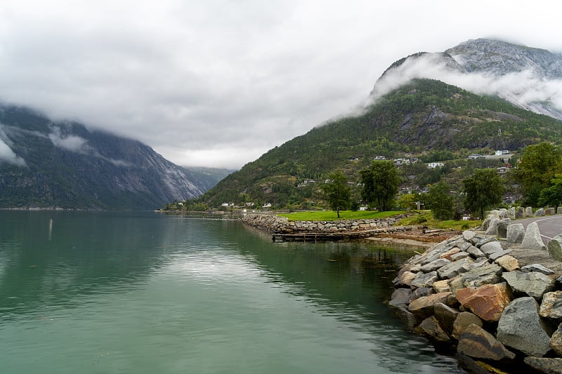 艾德峡湾(Eidfjord)，位于霍达兰(Hordaland)地区的一个挪威城镇和自治市，位于斯堪的