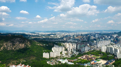 韩国首尔城市景观，晴朗的天空和白云
