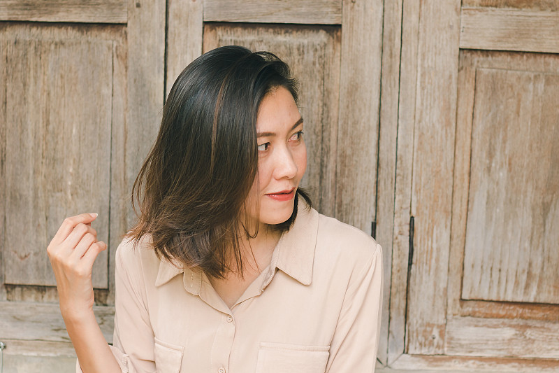 妇女们靠窗而坐。