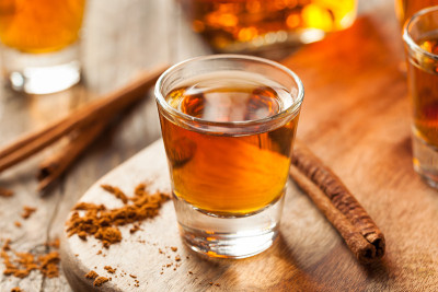 肉桂威士忌波旁威士忌在小酒杯