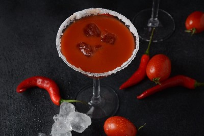 一杯加冰的“血腥快乐“鸡尾酒
