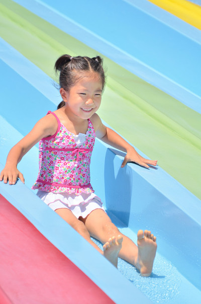 一个日本女孩在游泳池里