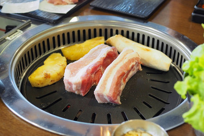 韩国烧烤五花肉BBQ (Samgyeopsal Gui) -时髦的韩国烧烤菜肴，新鲜的蔬菜和蘸酱。