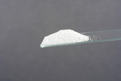 在摄影棚的黑色背景下拍摄的聚果果粉
