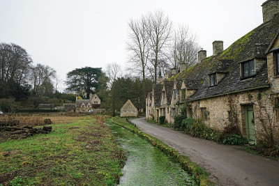 Coln河畔的“Bibury Cotswolds village”阿灵顿街一组别墅的外部建筑和设计