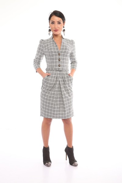 美丽的女人在白色背景的灰色晚礼服