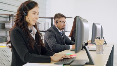 商务人员戴着耳机在办公室工作