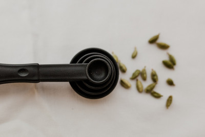 在俯视图中烹饪时使用的一套量杯或量匙
