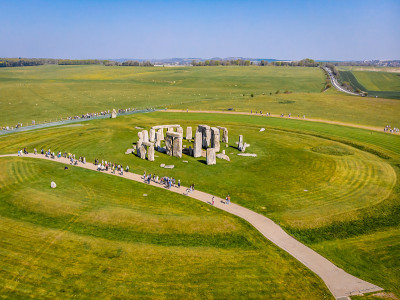 英国夏天的巨石阵鸟瞰图
