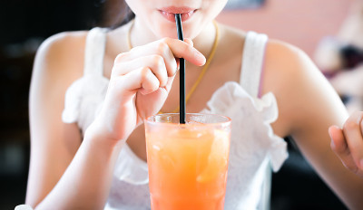 喝橙汁。