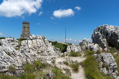 自由纪念碑希普卡和景观Stara Planina(巴尔干)山，保加利亚