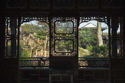 欧苑是中国江苏苏州的一个古典园林，建于1616年。设计的建筑具有意义或情感。