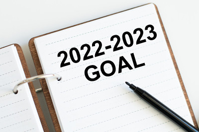 记事本与文本2022-2023目标旁边的黑色标记。风险管理，决议，策略，解决方案，目标，新年新你和快