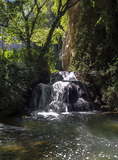 Waterfall。萨拉戈萨的皮德拉修道院