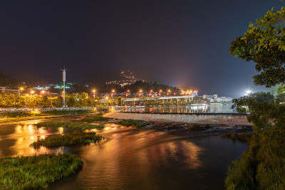 夜晚河流流经的城市