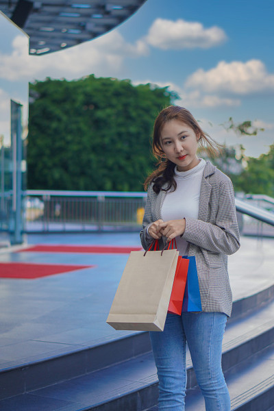亚洲女性在购物中心快乐购物