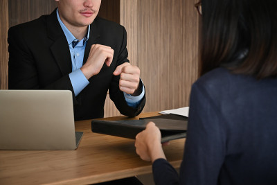 两位商人荷兰人和亚洲女商人约定会面表示求职面试。