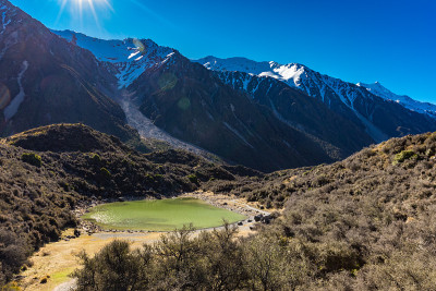 前往新西兰南岛塔斯曼冰川景观途中的蓝色湖泊