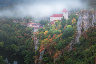 Saint-Cirq-Lapopie有雾的早晨