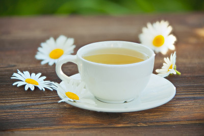 瓷杯，桌上放着绿茶