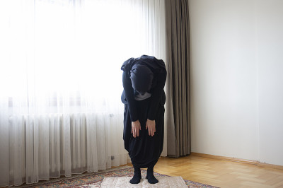 这位年轻的穆斯林妇女正在祈祷。