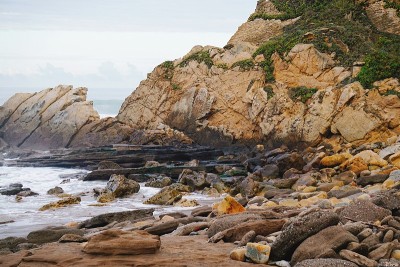 岩石和海浪在海边